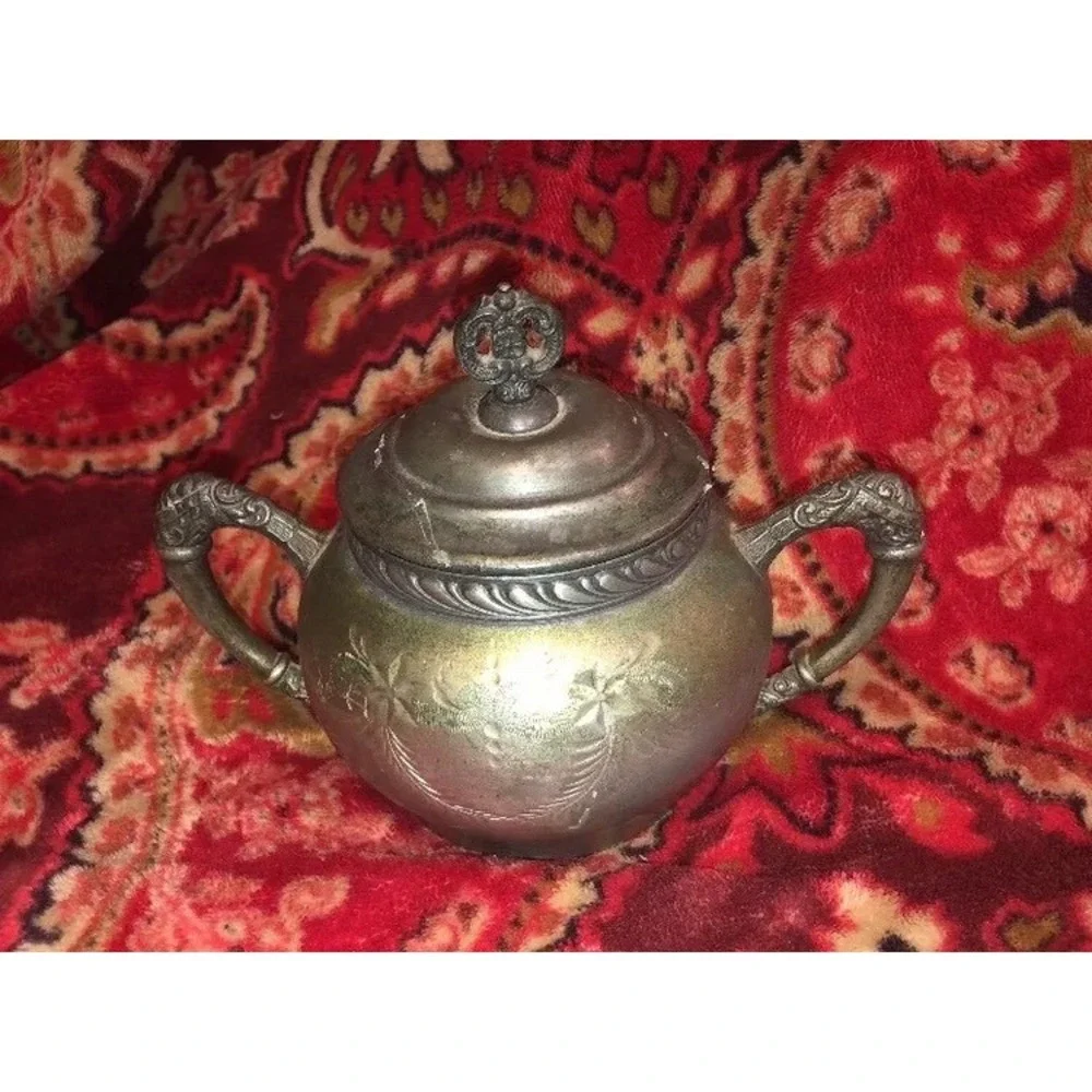 Vintage Columbian Silver Company Quadruple Plate Pedestal Bowl‎ Lidded